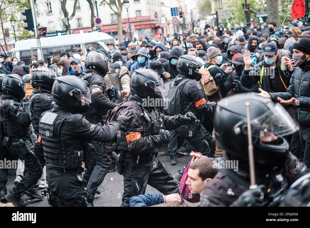 Paris, France. 1er mai 2021. Les policiers du BRAV-M (les Brigades de rÈpression des actions violentes motorisÈes) repoussent les manifestants pendant la manifestation. Les manifestants sont descendus dans les rues de Paris dans le cadre des manifestations de la Journée internationale des travailleurs pour exiger la justice sociale et économique et exprimer leur opposition aux projets du gouvernement de modifier les allocations chômage. (Photo de Sam Lees/SOPA Images/Sipa USA) crédit: SIPA USA/Alay Live News Banque D'Images