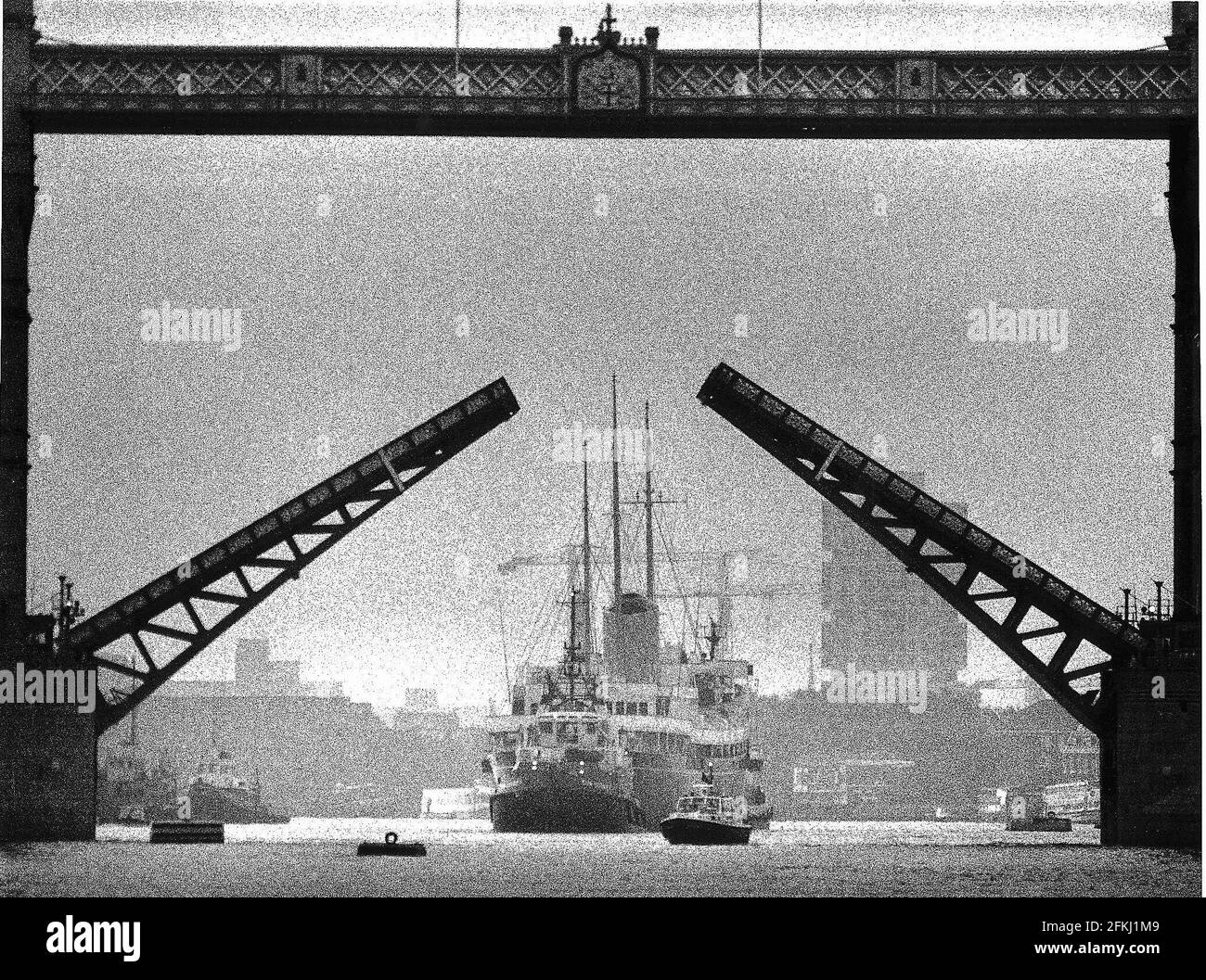 Navires Royal Yacht Britannia arrivant à la ville de Londres À Dawn dans le cadre des semaines VJ CelebrationsDBase Banque D'Images