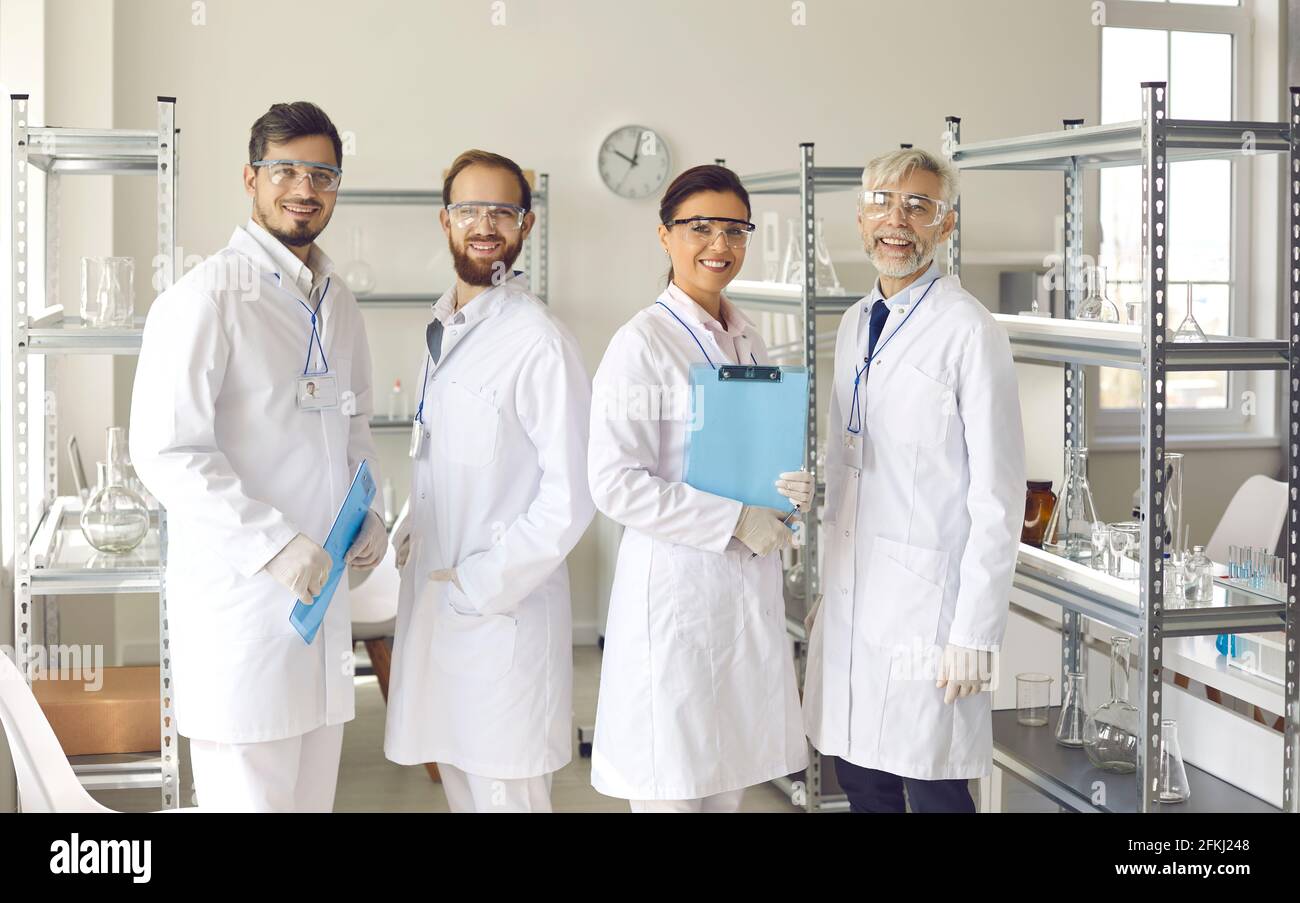 Divers groupes de scientifiques en laboratoire de sciences médicales regardant la caméra Banque D'Images