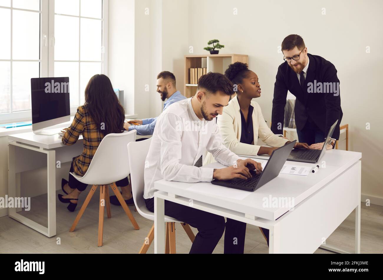 Groupe d'entreprises multi-ethniques et divers de professionnels dans l'espace de travail des collègues Banque D'Images