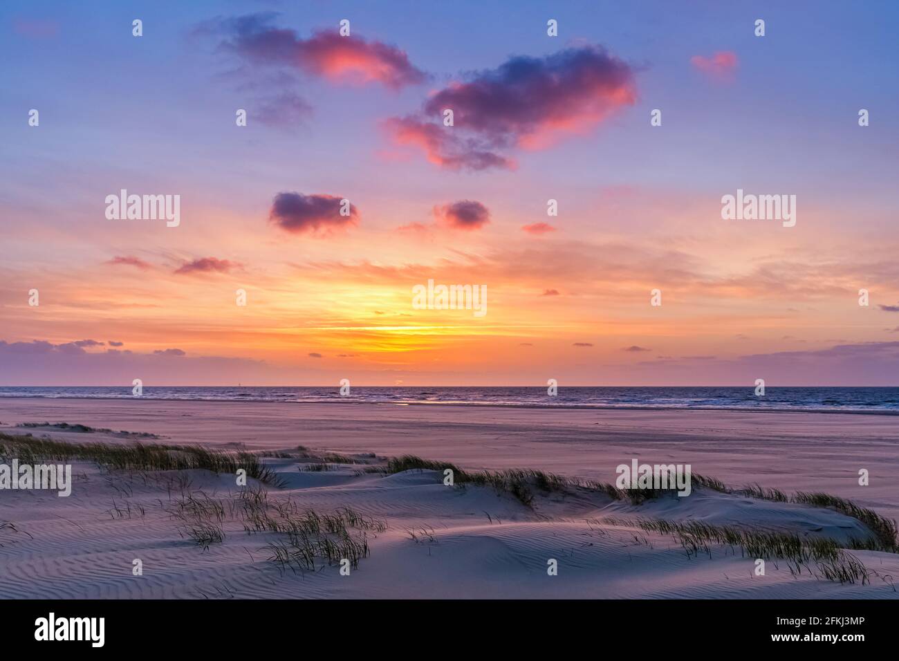 Coucher de soleil sur l'île hollandaise des Wadden Vlieland, dans la partie nord des pays-Bas. Banque D'Images