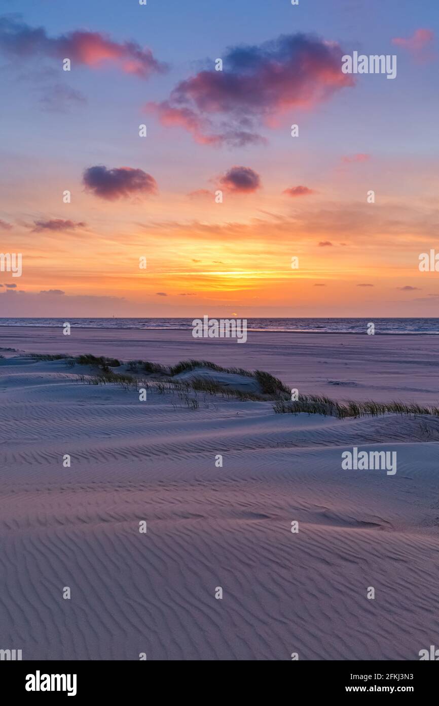 Coucher de soleil sur l'île hollandaise des Wadden Vlieland, dans la partie nord des pays-Bas. Banque D'Images