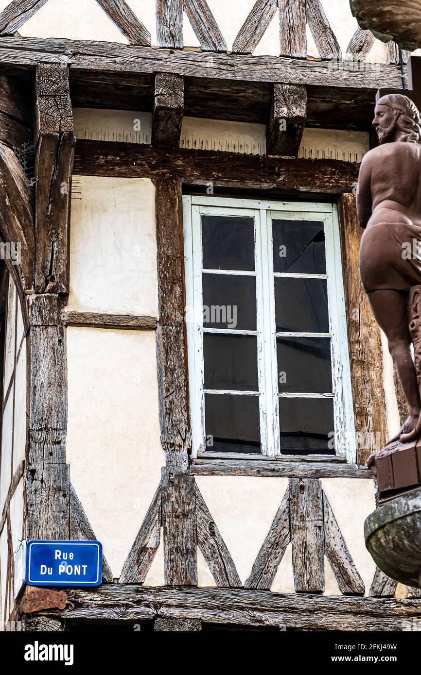 Une ancienne maison à colombages dans le centre historique de Chalon-sur-Saone, ville d'Art et d'Histoire, France Banque D'Images Une ancienne maison à colombages dans le centre historique de Chalon-sur-Saone, ville d'Art et d'Histoire, France Banque D'Images