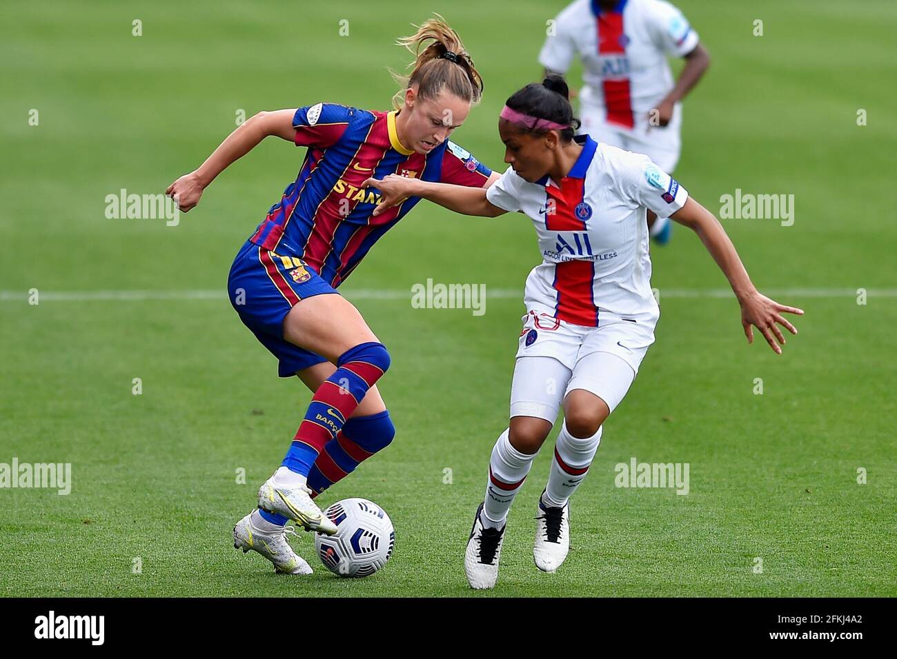 Barcelone, Espagne. 2 mai 2021. Graham Hansen du FC Barcelona en action avec Perle Morroni du PSG lors du match de deuxième jambe demi-finale des femmes de la Ligue des champions de l'UEFA entre le FC Barcelone et le PSG au stade Johan Cruyff de Barcelone, en Espagne. Crédit : Gerard Franco/DAX/ZUMA Wire/Alay Live News Banque D'Images