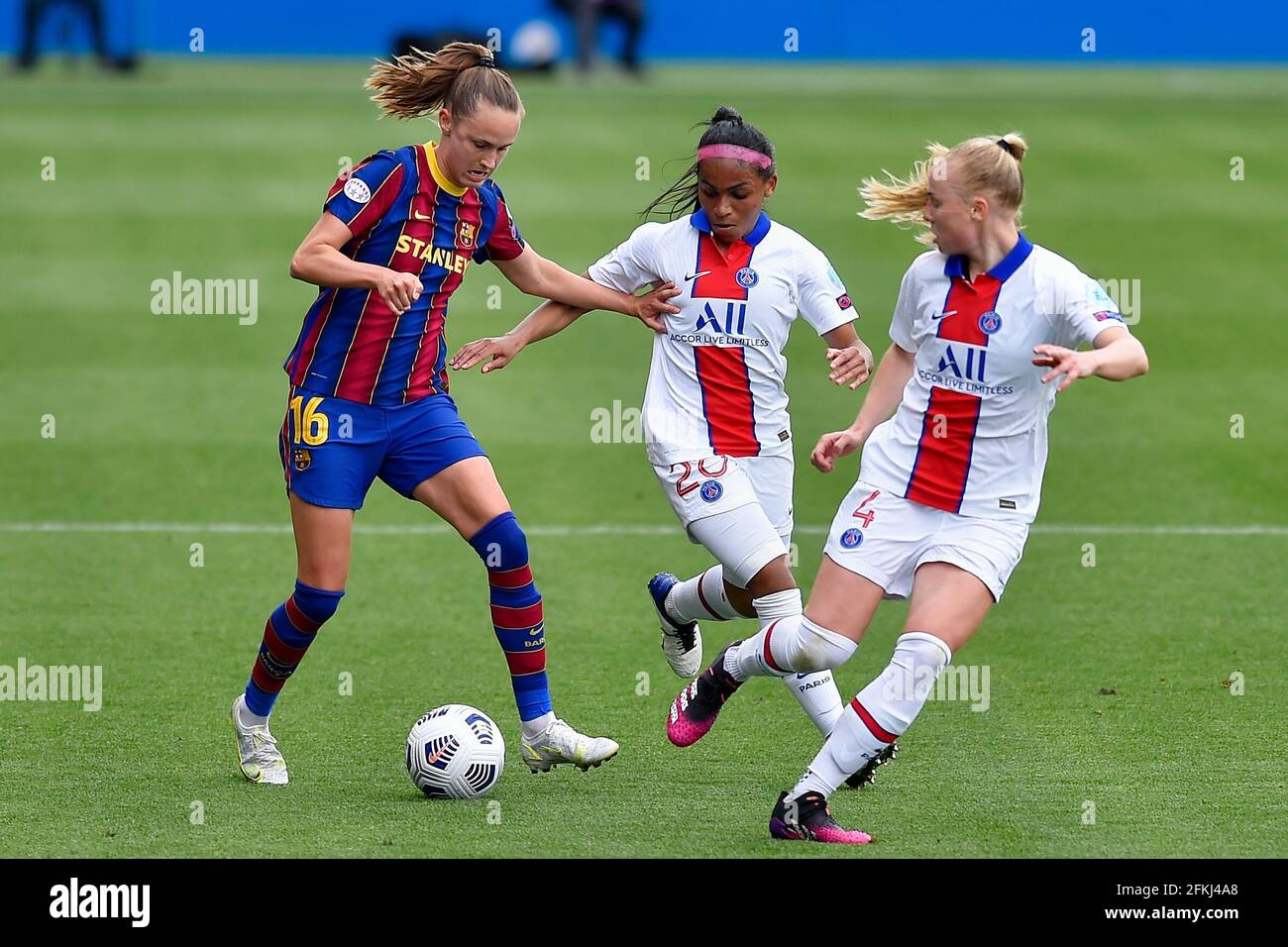 Barcelone, Espagne. 2 mai 2021. Graham Hansen du FC Barcelona en action avec Perle Morroni du PSG lors du match de deuxième jambe demi-finale des femmes de la Ligue des champions de l'UEFA entre le FC Barcelone et le PSG au stade Johan Cruyff de Barcelone, en Espagne. Crédit : Gerard Franco/DAX/ZUMA Wire/Alay Live News Banque D'Images