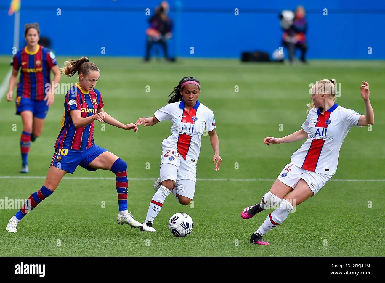 Barcelone, Espagne. 2 mai 2021. Graham Hansen du FC Barcelona en action avec Perle Morroni du PSG lors du match de deuxième jambe demi-finale des femmes de la Ligue des champions de l'UEFA entre le FC Barcelone et le PSG au stade Johan Cruyff de Barcelone, en Espagne. Crédit : Gerard Franco/DAX/ZUMA Wire/Alay Live News Banque D'Images