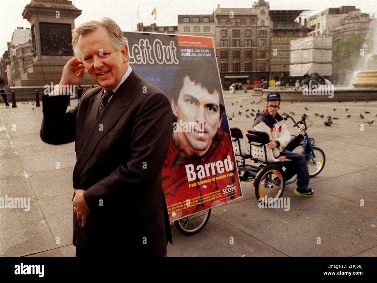 Steven Norris, qui se présente au maire le 1999 septembre, a soutenu aujourd'hui l'organisme de bienfaisance Scope et a fait monter l'apris pour les handicapés. Gary Butler de Tooting était avec lui Banque D'Images