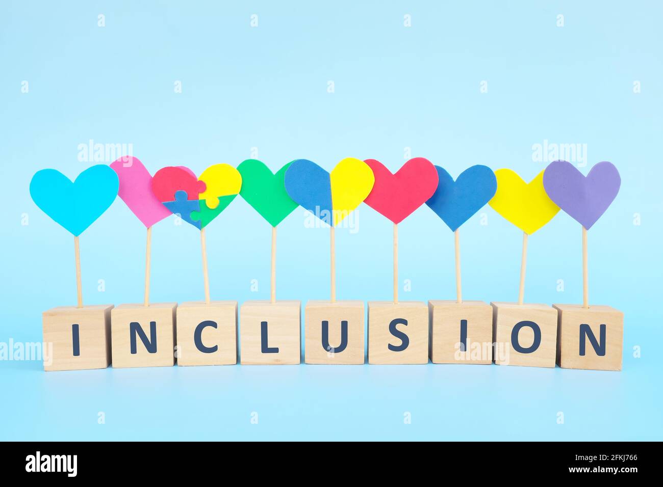 Concept de l'enfant avec le trouble du spectre autistique et le syndrome de Down égalité, diversité et inclusion dans la société. Forme de coeur de puzzle parmi multicolore Banque D'Images