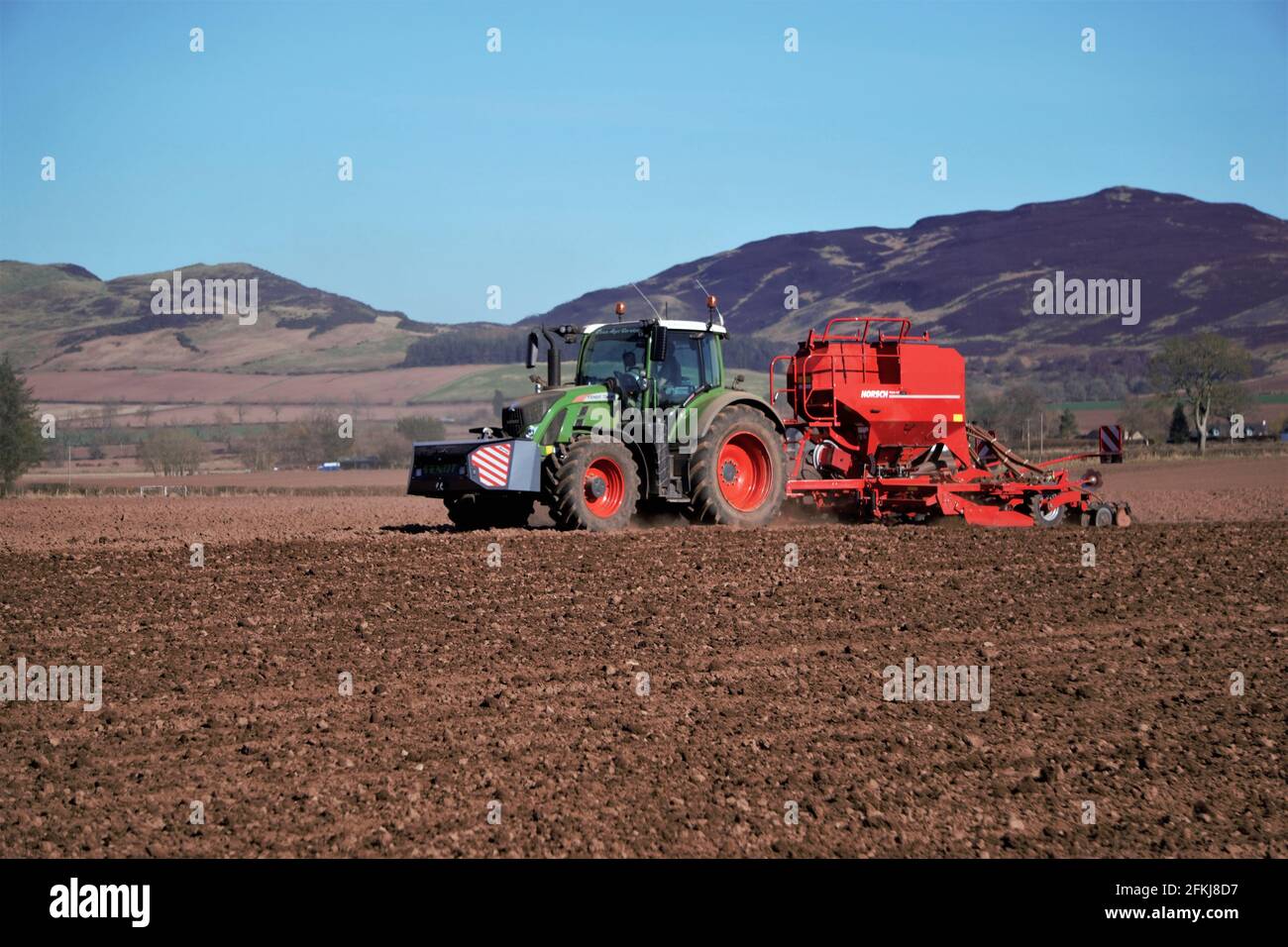 Tracteur Fendt avec semoir Horsch semis d'orge de printemps - écossais agriculture Banque D'Images
