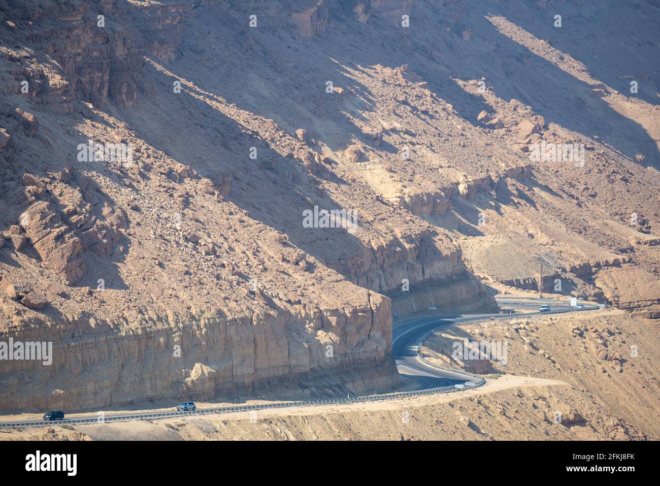 Voitures traversant le cratère de Makhtesh Ramon dans le désert du Néguev, Israël. Banque D'Images