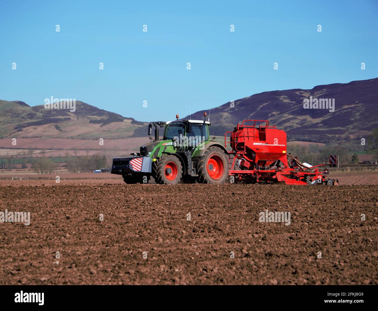 Tracteur Fendt avec semoir Horsch semis d'orge de printemps - écossais agriculture Banque D'Images