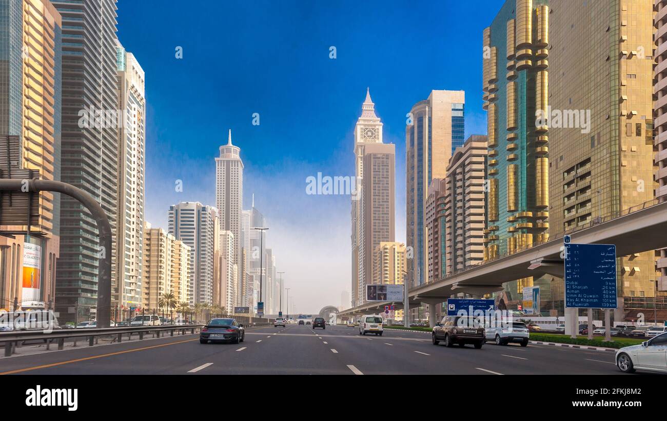 Dubaï - rue Sheik Zayed Banque D'Images