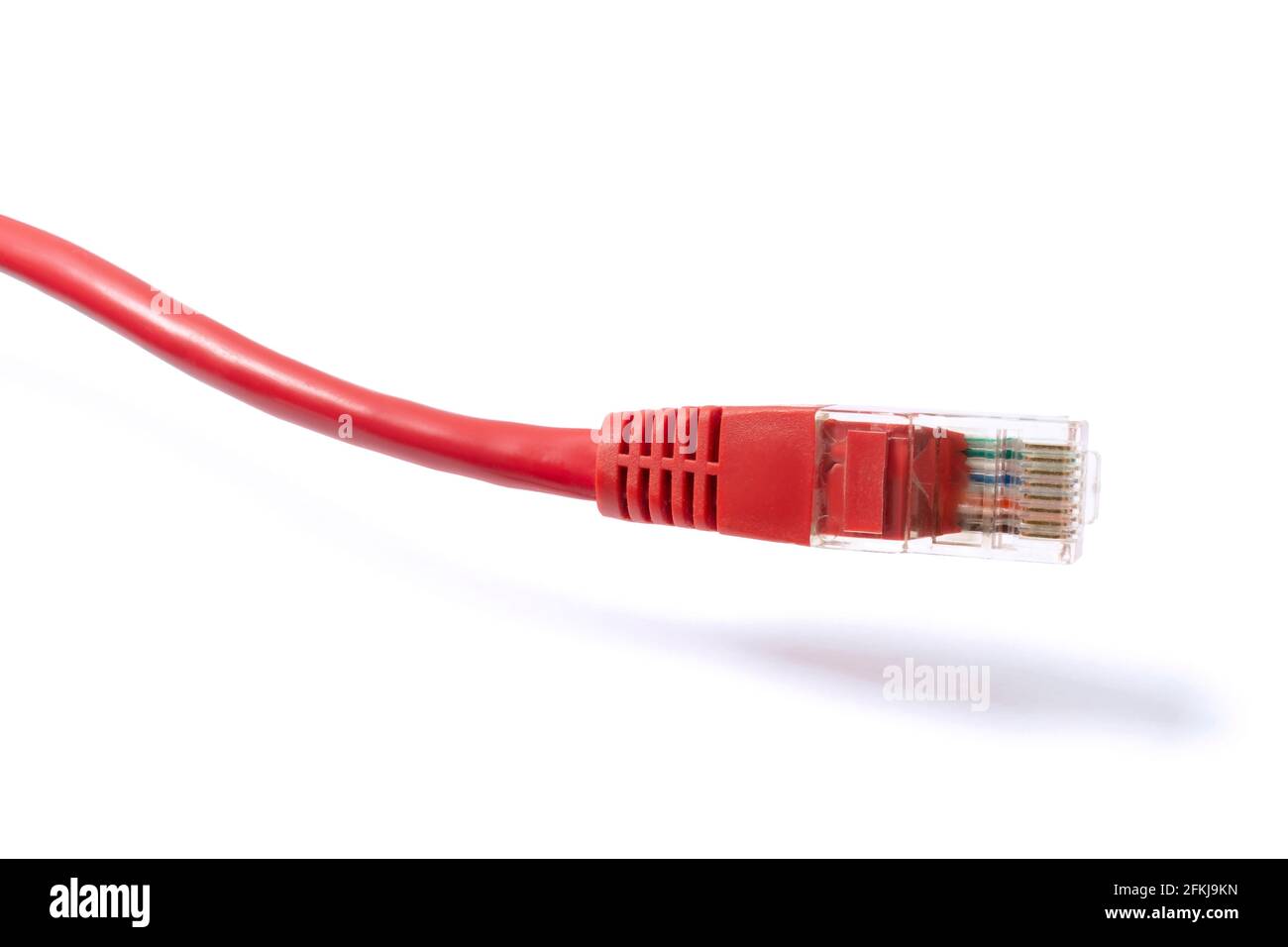 Câble réseau rouge isolé sur blanc Banque D'Images