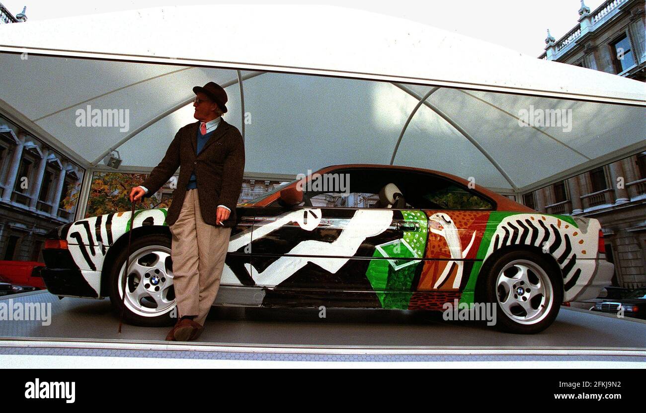 David Hockney à la Royal Academy de Piccadilly Londres avec La voiture d'art qu'il a créée pour BMW la voiture Est exposé à l'extérieur de l'exposition David Hockney un dessin rétrospective Banque D'Images