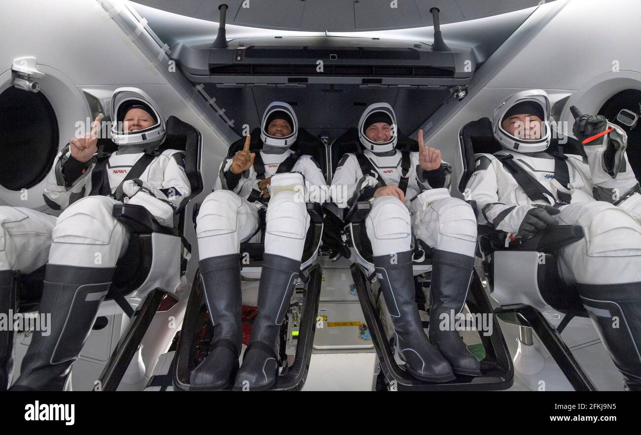 Les astronautes de la NASA Shannon Walker, à gauche, Victor Glover, Mike Hopkins, Et l'astronaute de l'Agence japonaise d'exploration aérospatiale (JAXA) Soichi Noguchi, droit sont vus à l'intérieur de l'engin spatial SpaceX Crew Dragon Resilience à bord du navire de récupération SpaceX GO Navigator peu après avoir atterri dans le golfe du Mexique au large de la côte de Panama City, Floride, dimanche 2 mai 2021. La mission SpaceX Crew-1 de la NASA a été le premier vol de rotation d'équipage du vaisseau spatial SpaceX Crew Dragon et de la fusée Falcon 9 avec des astronautes à destination de la Station spatiale internationale dans le cadre du programme d'équipage commercial de l'agence. Crédit photo : (n Banque D'Images