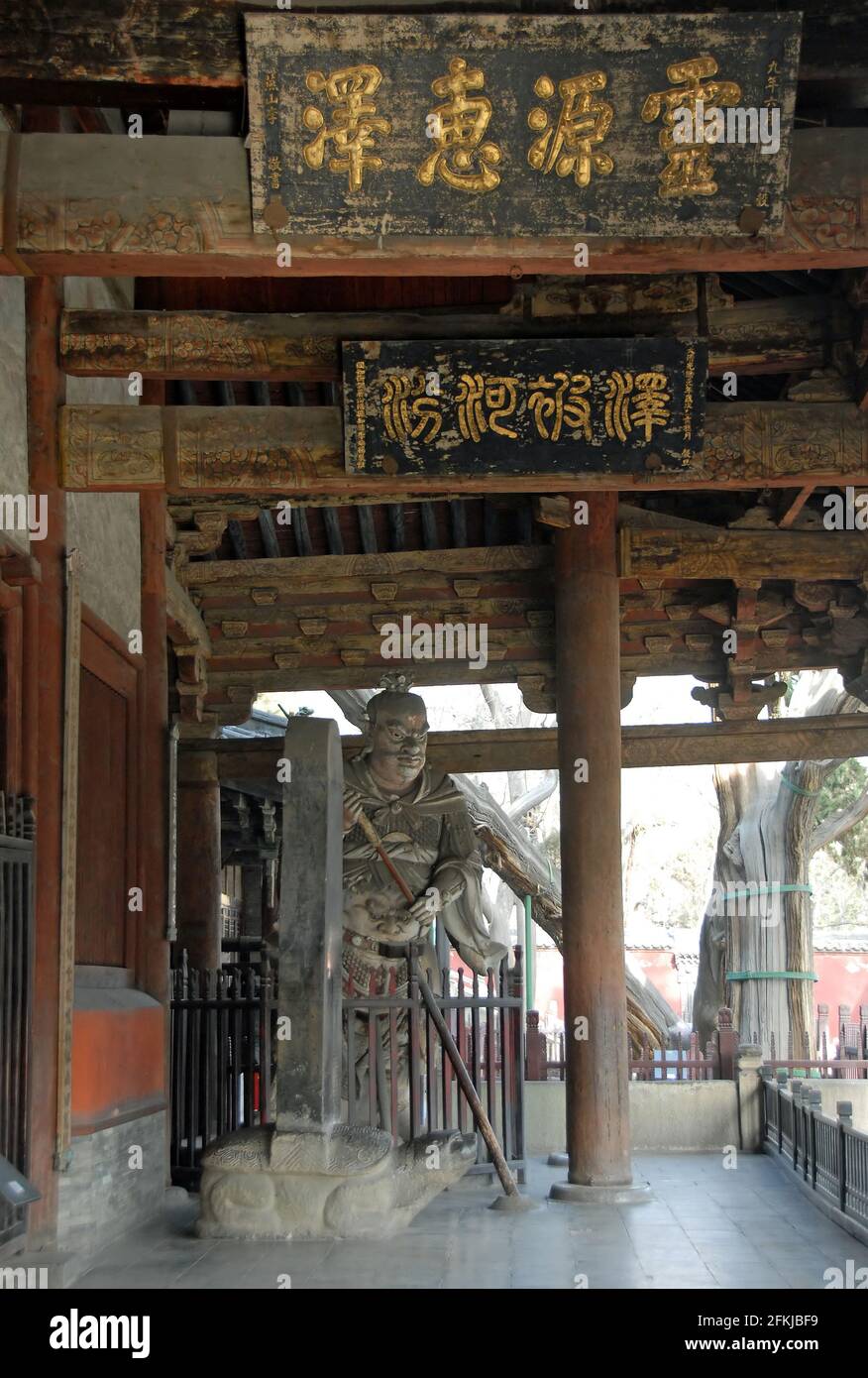 Temple Jinci près de Taiyuan, Shanxi, Chine. Une statue effrayante et des personnages chinois à l'avant de Shengmu Hall ou Holy Mother Hall. Banque D'Images