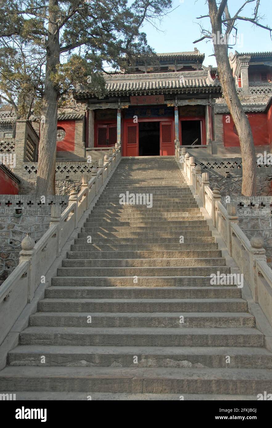 Temple Jinci près de Taiyuan, Shanxi, Chine. Un escalier en pierre menant à un bâtiment dans le domaine du temple de Jinci. Banque D'Images
