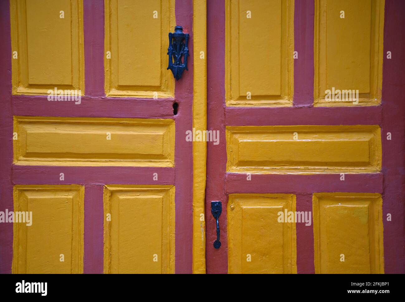 Porte d'entrée en bois ocre avec garniture rose et poignée en fer forgé à  la main à Leonidio, Arcadia Péloponnèse, Grèce Photo Stock - Alamy