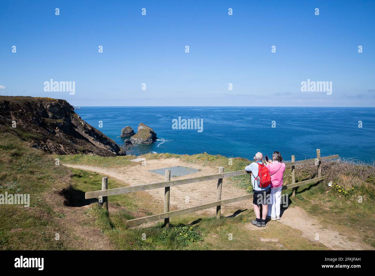 North Cliffs,Cornwall,2 mai 2021, les gens dehors pour leur exercice quotidien, le dimanche des vacances en rive, le long du sentier côtier sud-ouest, North Cliffs à Cornwall un après-midi ensoleillé. La température est prévue pour un maximum de 11C avec une douce brise.Credit: Keith Larby/Alamy Live News Banque D'Images