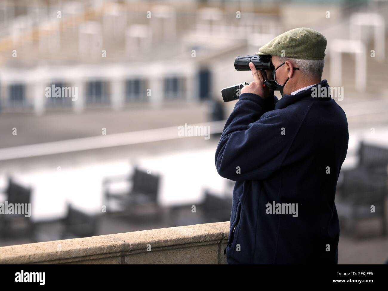 Un spectateur regarde l'action à travers des jumelles pendant la 1000 Guinéas Day, dans le cadre du festival de Guinéas QIPCO à l'hippodrome de Newmarket. Date de la photo: Dimanche 2 mai 2021. Banque D'Images