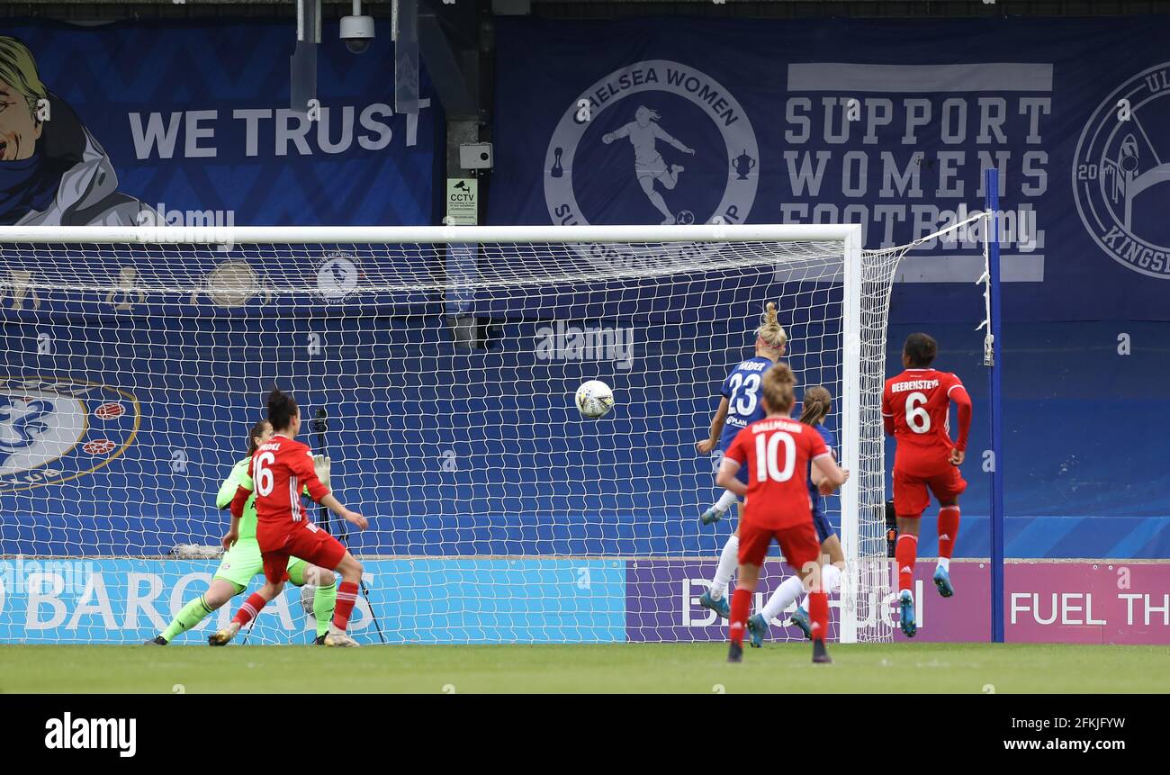 Kington upon Thames, Angleterre, 2 mai 2021. Pernille Harder de Chelsea marque son troisième but lors du match de l'UEFA Women's Champions League à Kingsmeadow, Kington upon Thames. Crédit photo à lire: Paul Terry / Sportimage crédit: Sportimage / Alay Live News Banque D'Images