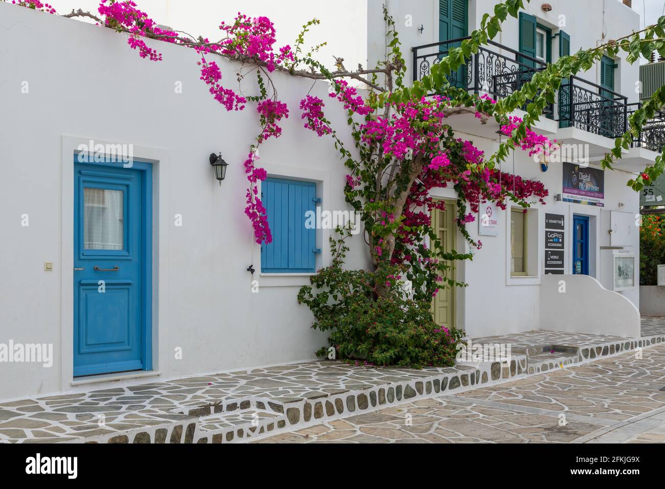 Île d'Antiparos, Grèce- 28 septembre 2020 : architecture traditionnelle grecque blanche dans le centre de la ville d'Antiparos. Bugenwilla rose sur le toit. Banque D'Images