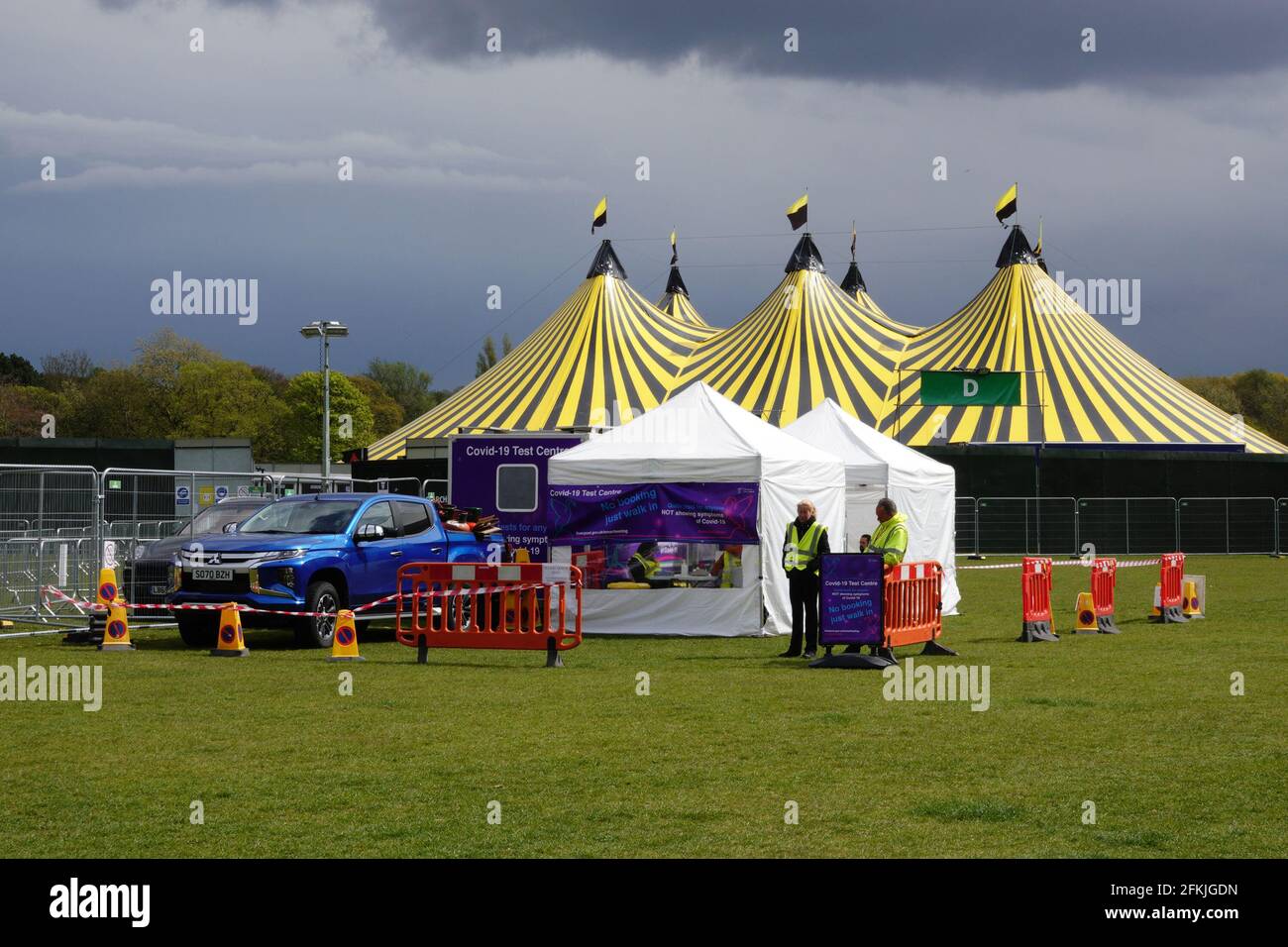 Liverpool, Royaume-Uni. 2 mai 2021. Les derniers préparatifs sont en cours pour un concert au parc Sefton qui n'obligera pas le public à être socialement distancé. Les participants devront fournir la preuve d'un test négatif du coronavirus avant d'entrer et de vivre dans la région de Liverpool. Les chercheurs sur place examineront le mouvement et le comportement de la foule de 5,000 personnes. Ils seront également invités à faire un test après l'événement, alors que les ministres et les scientifiques cherchent à évaluer la sécurité des environnements extérieurs pour des masses de personnes ne portant pas de masques. Crédit : ken biggs/Alay Live News Banque D'Images