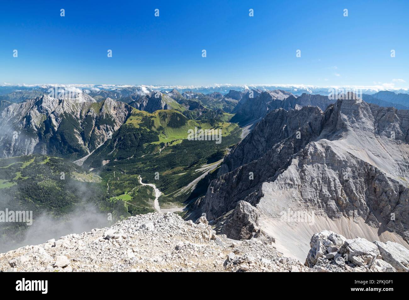 Magnifique paysage alpin avec une vallée verdoyante et des montagnes rocheuses en été. Karwendel, Tyrol, Autriche Banque D'Images