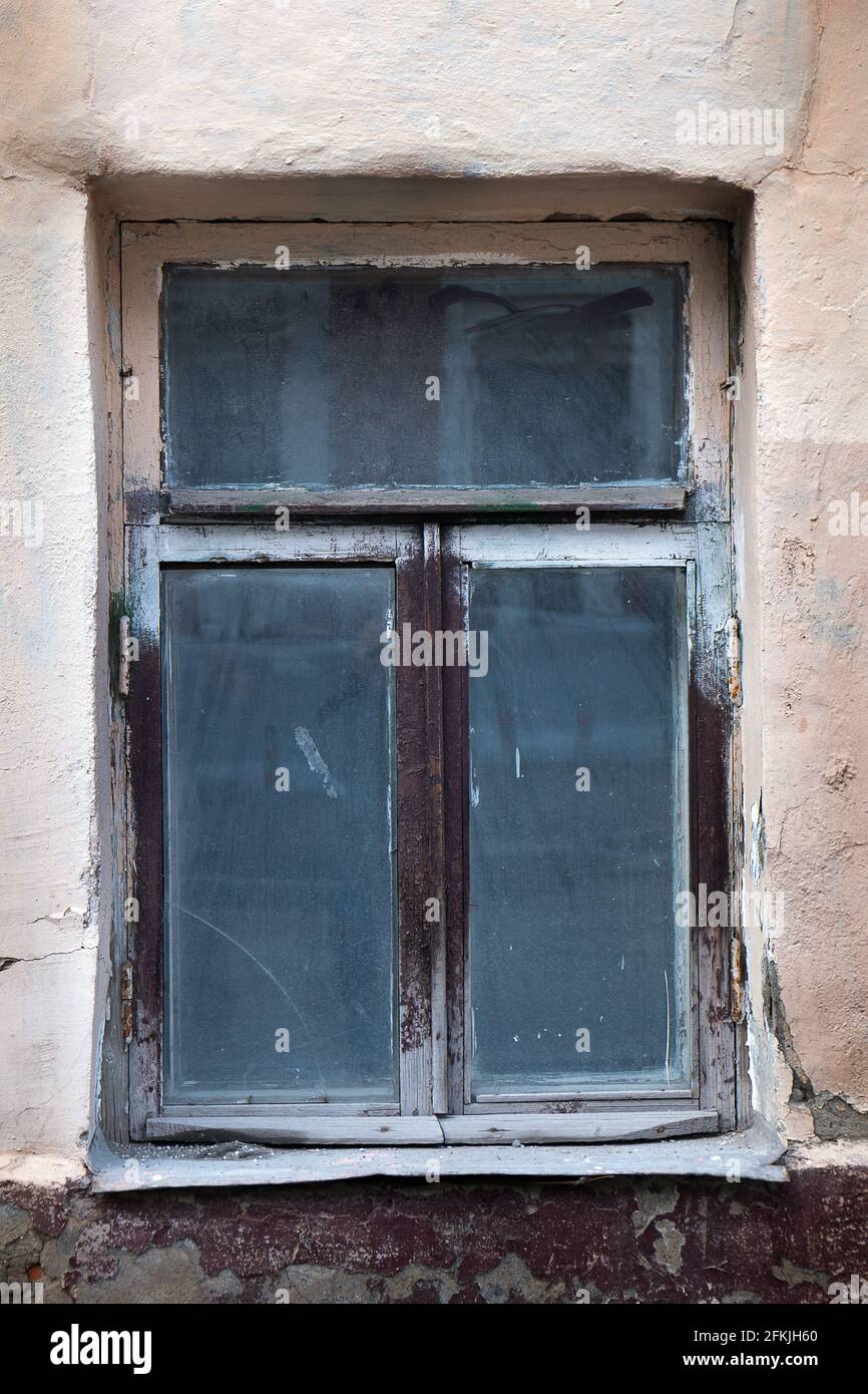 Fenêtre poussiéreuse d'une ancienne maison de Moscou Banque D'Images