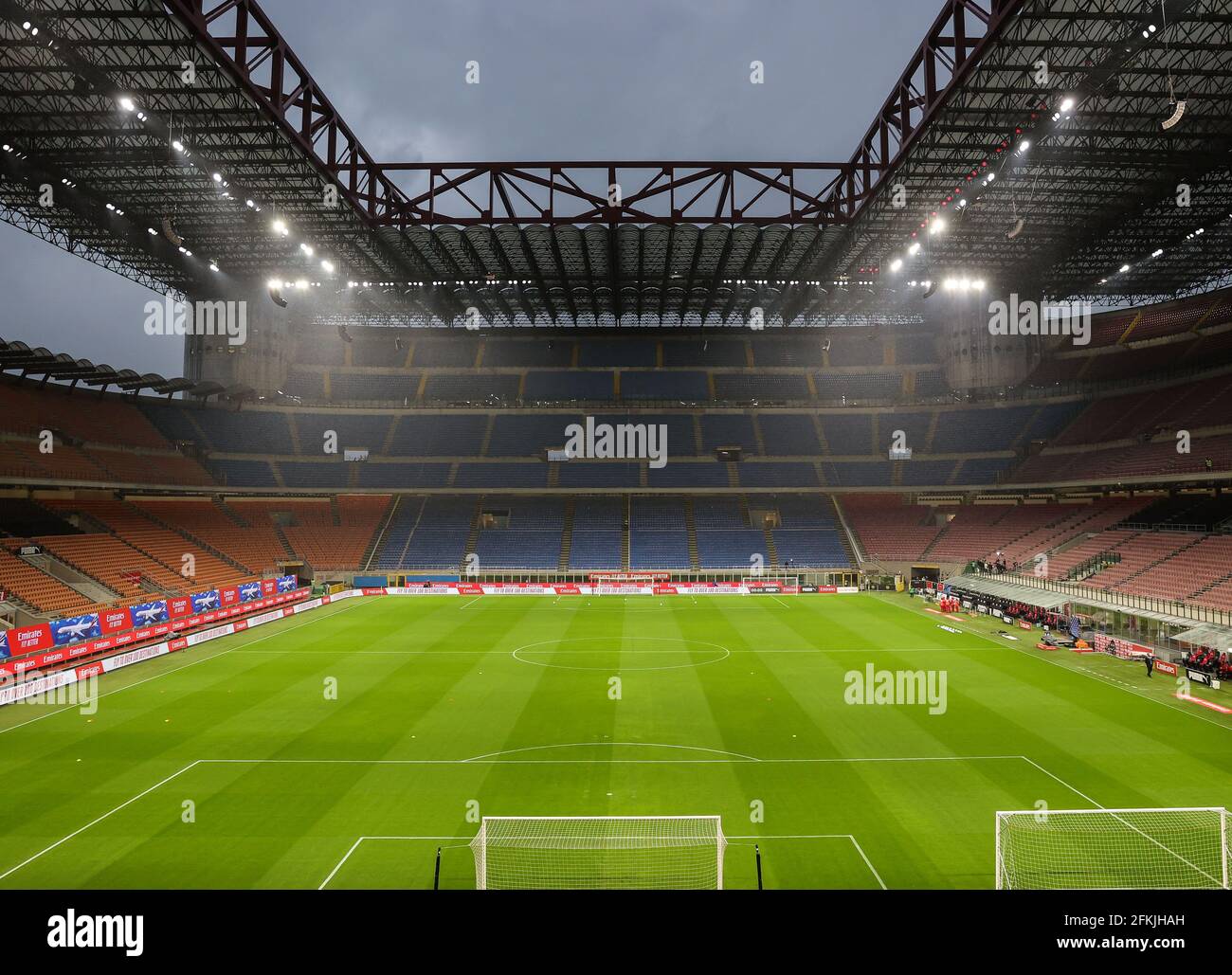 Vue sur le stade pendant le match de football de la série A 2020/21 Match entre AC Milan et Benevento Calcio à Giuseppe Meazza St/LM Banque D'Images