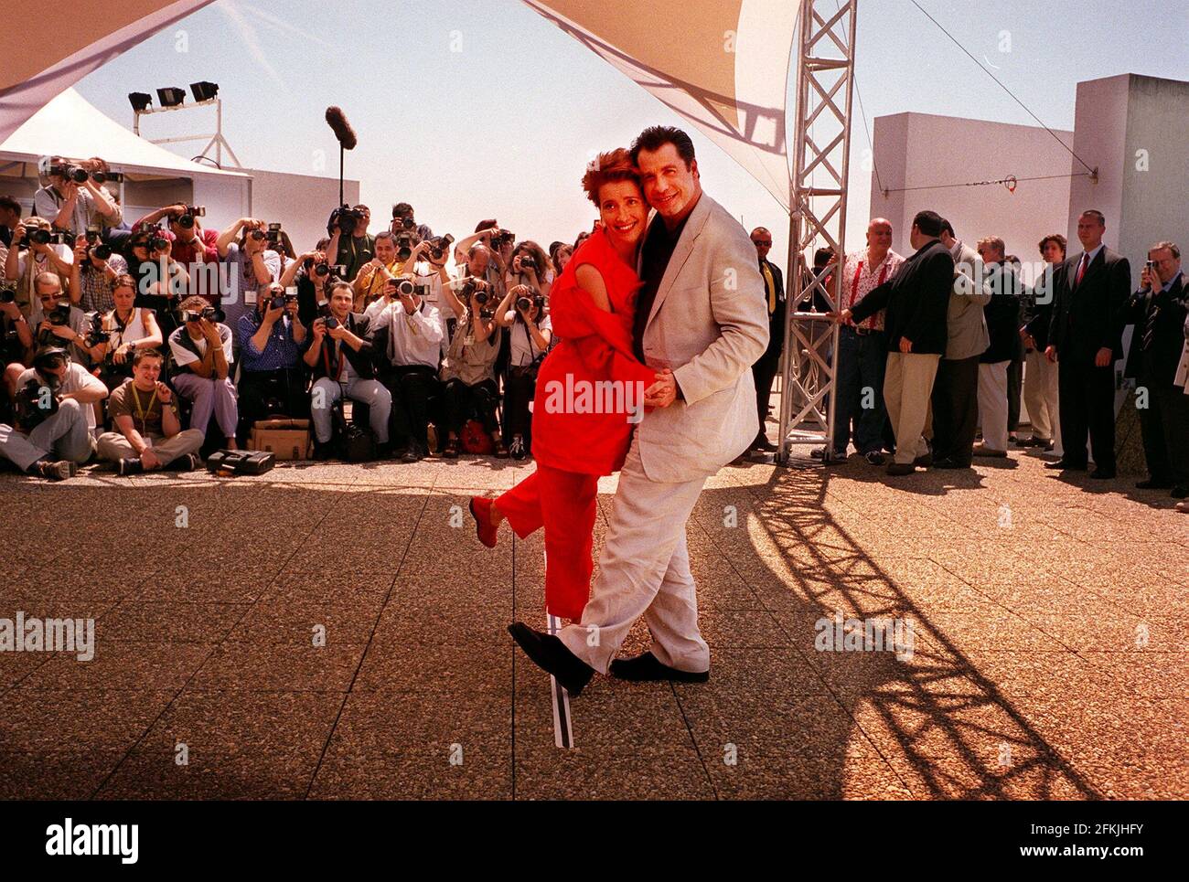 John Travolta et Emma Thompson à Cannes le 1998 mai pour Les stars du festival du film Primary Colors qui les orne coup de photo sur le toit Banque D'Images