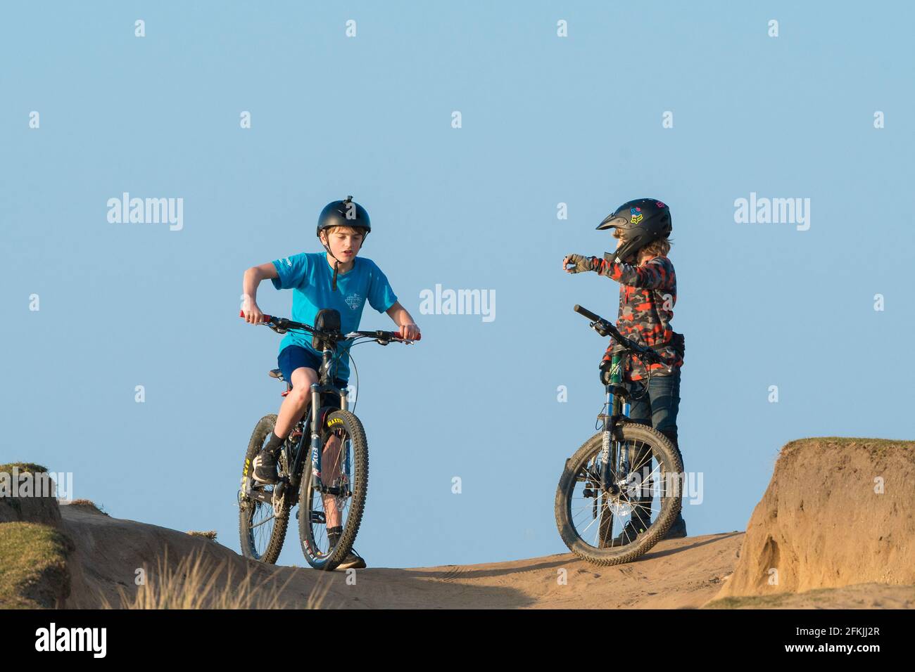 Deux jeunes garçons avec leurs VTT. Banque D'Images