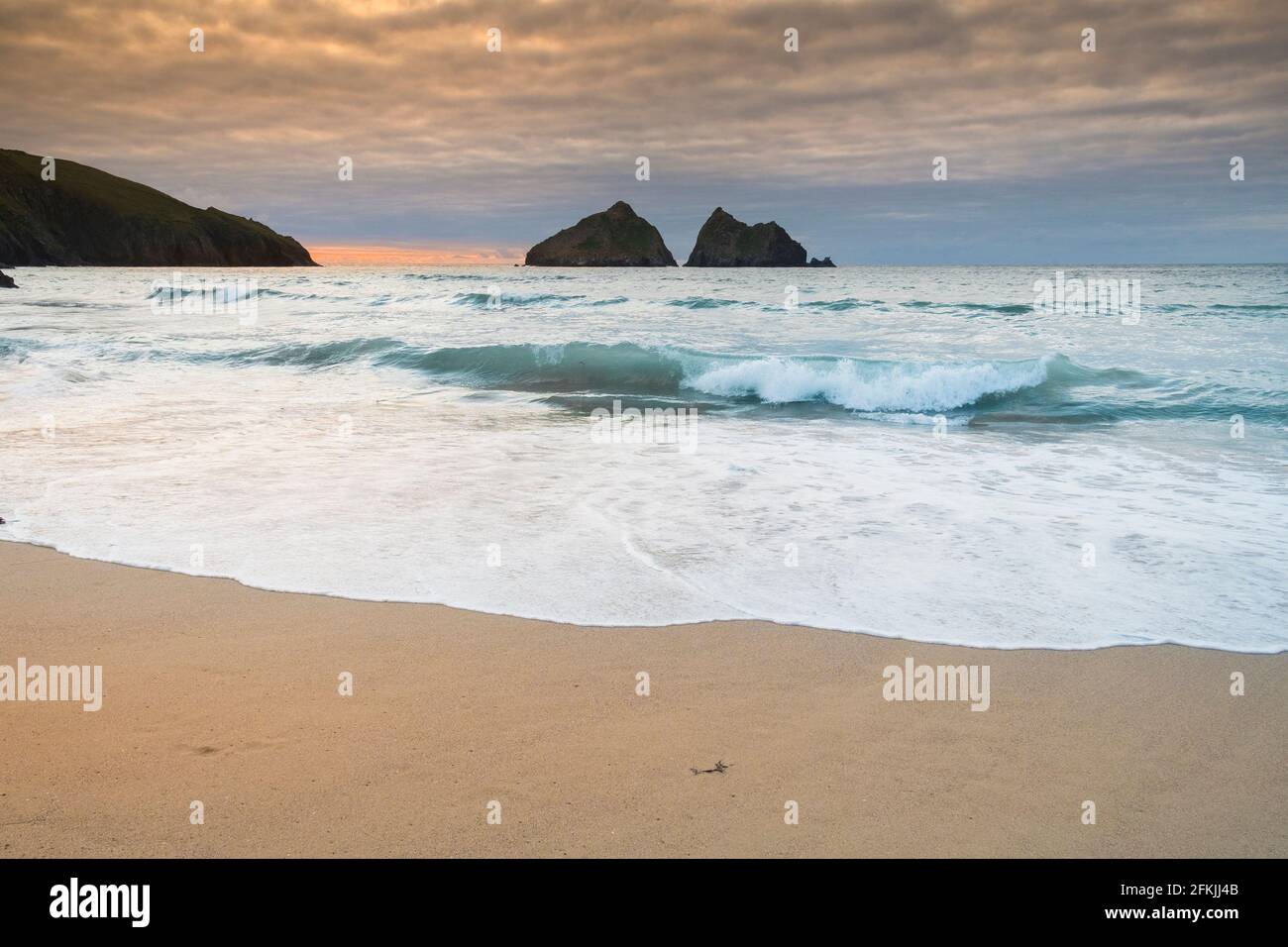 Lumière du soir au-dessus de Gull Rocks à Holywell Bay, dans les Cornouailles. Banque D'Images