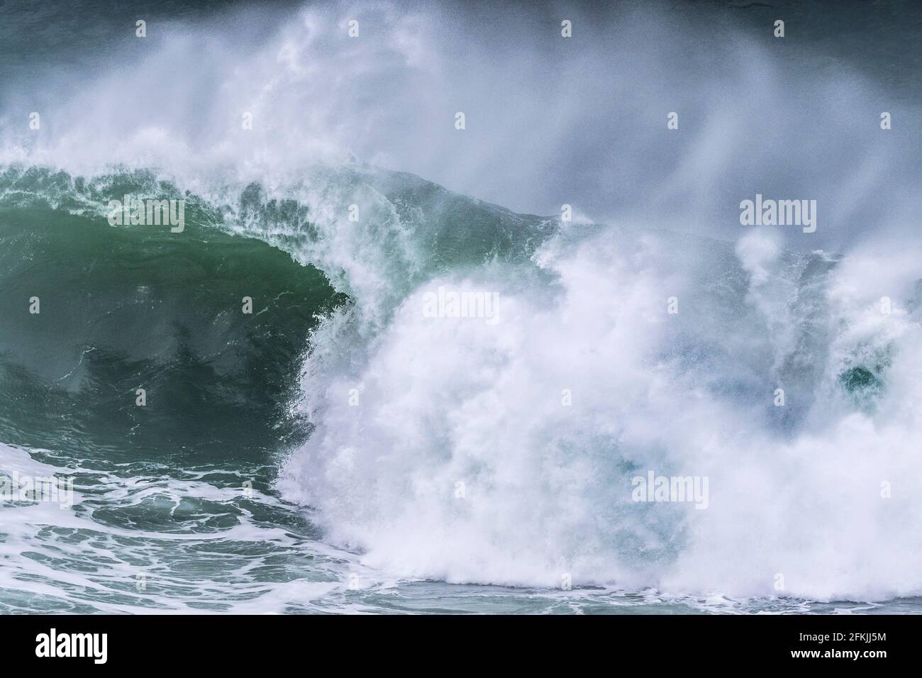 Une vague sauvage se brisant sur le récif de Cribbar au large de Towan Head à Newquay, dans les Cornouailles. Banque D'Images