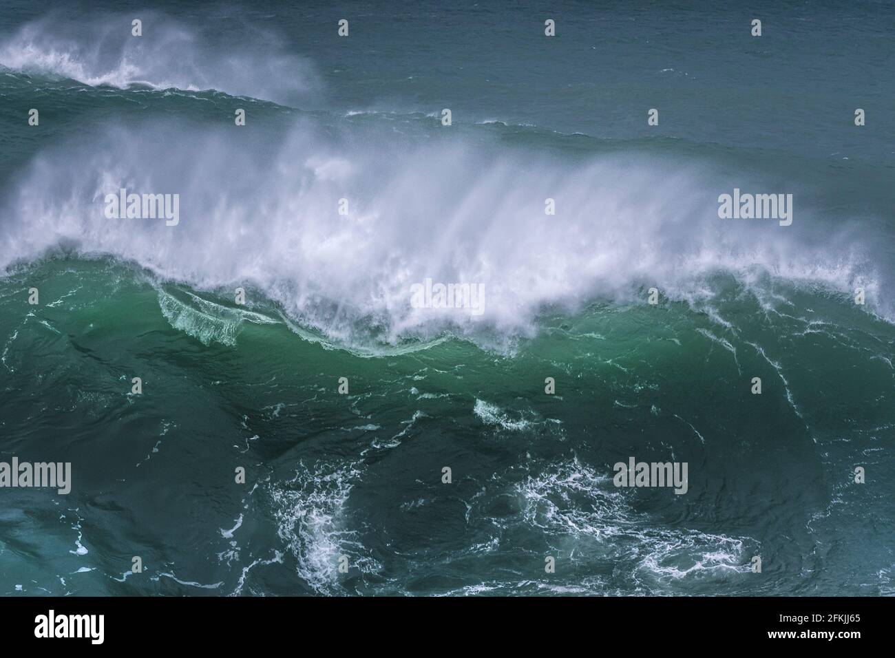 Une vague sauvage se brisant sur le récif de Cribbar au large de Towan Head à Newquay, dans les Cornouailles. Banque D'Images