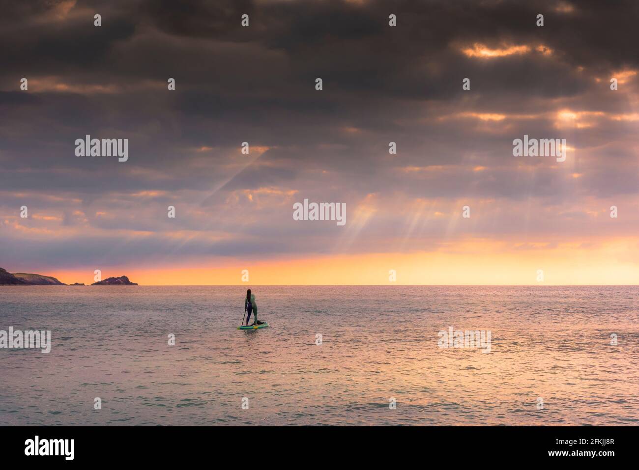 Une femelle se trouve sur la mer à Fistral, à Newquay, en Cornouailles. Banque D'Images