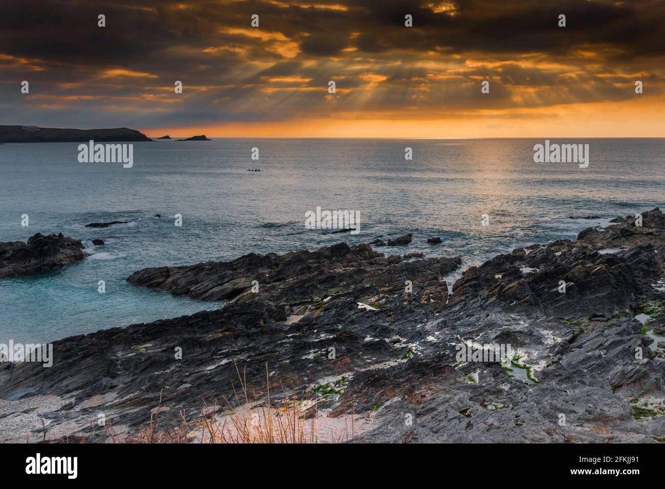 Un coucher de soleil pectaculaire au-dessus de la baie Fistral à Newquay, en Cornouailles. Banque D'Images