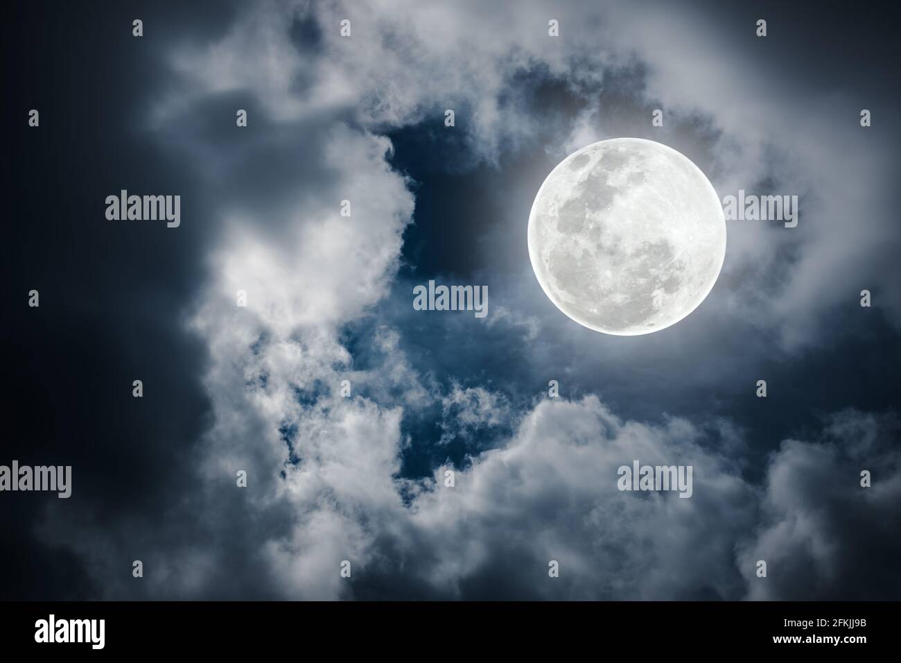 Belle photo d'un ciel nocturne avec une pleine lune nuageux et lumineuse. Belle utilisation de la nature comme arrière-plan. À l'extérieur. La lune n'était PAS meublée par NAS Banque D'Images