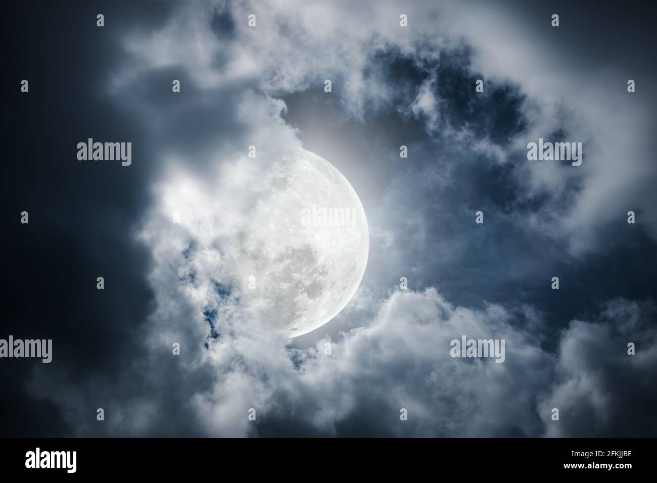 Belle photo d'un ciel nocturne avec une lune trouble et lumineuse. Belle utilisation de la nature comme arrière-plan. À l'extérieur. La lune n'a pas été fournie par la NASA. Banque D'Images