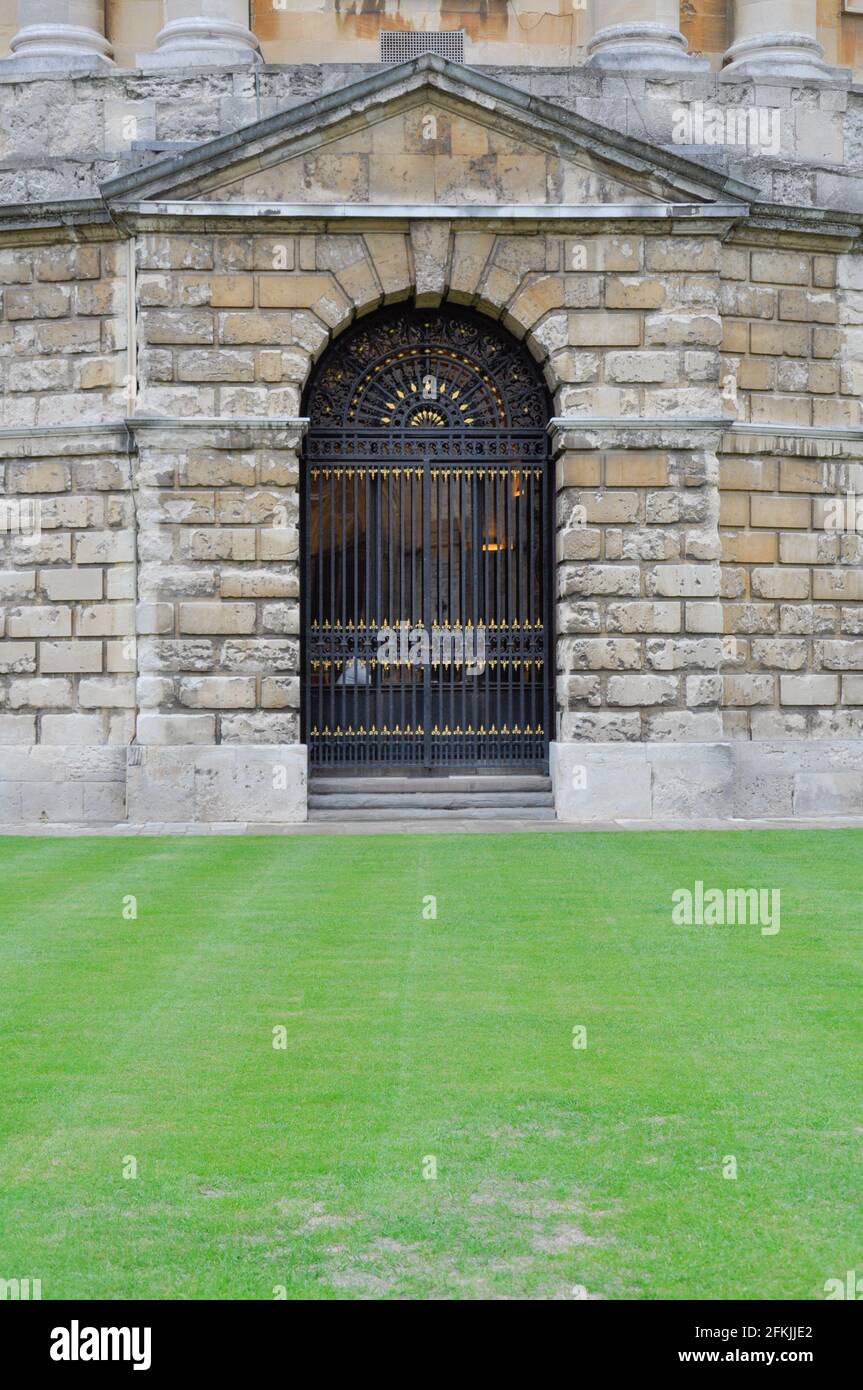 Gros plan sur la façade et la porte de la caméra Radcliffe avec détails architecturaux complexes de style palladien anglais, Oxford, Royaume-Uni. Banque D'Images