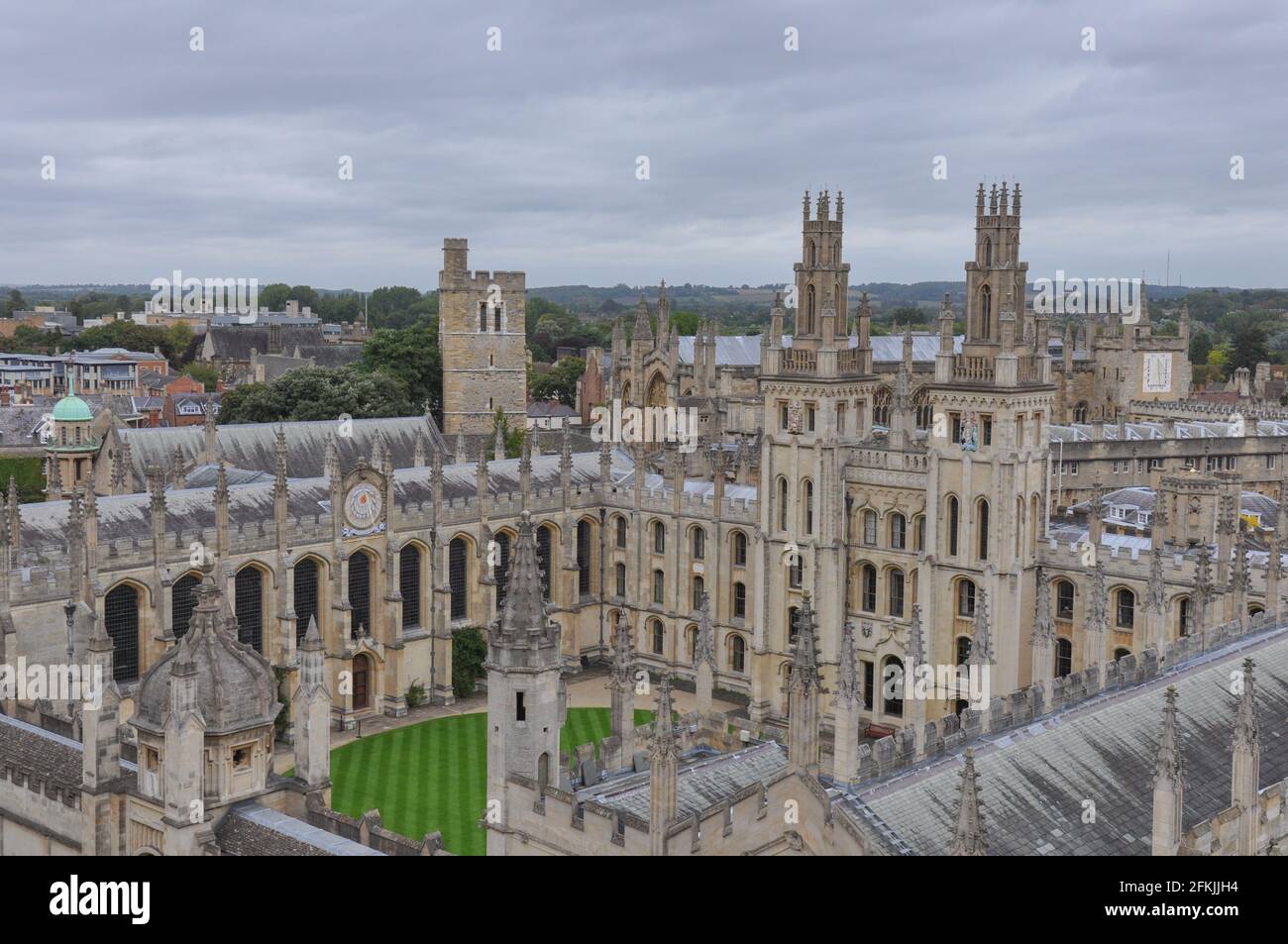 Vue sur le toit des bâtiments universitaires historiques vers All Souls College, Oxford, Royaume-Uni. Ciel couvert. Banque D'Images