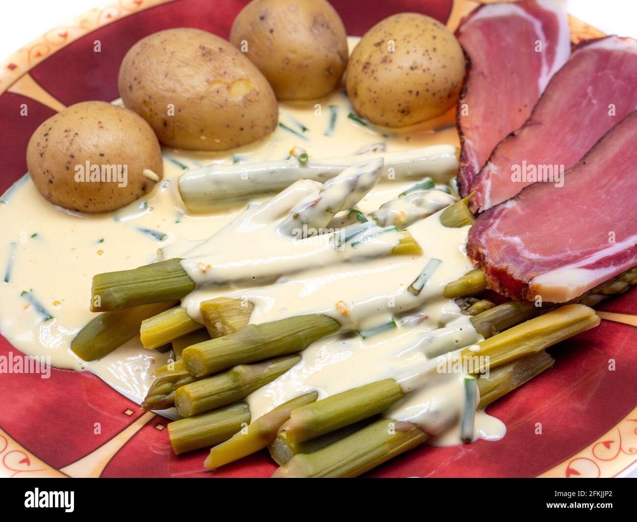 Asperges fraîches avec jambon sur une assiette Banque D'Images