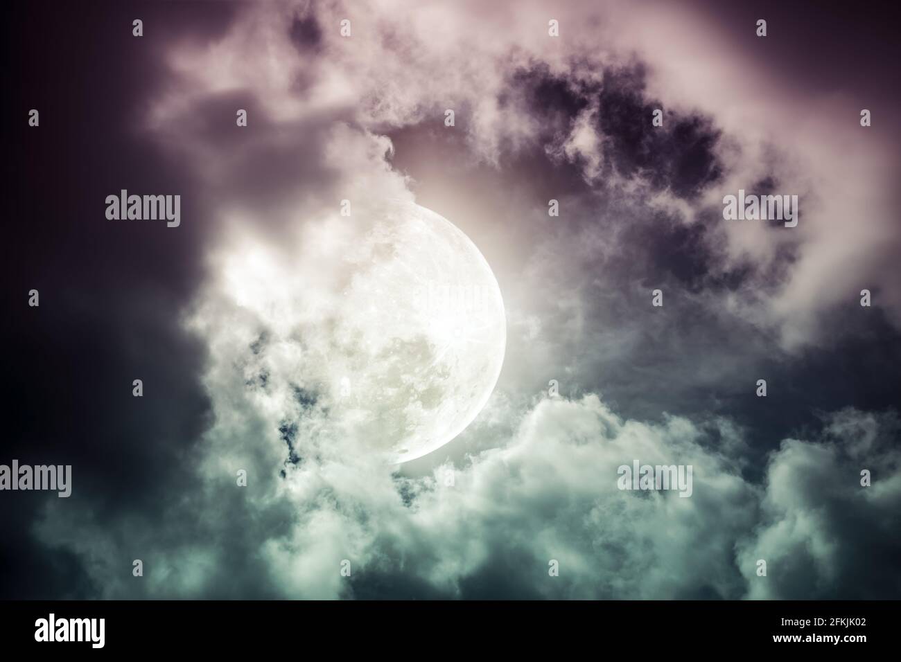 Belle photo d'un ciel nocturne avec une lune trouble et lumineuse. Belle utilisation de la nature comme arrière-plan. À l'extérieur. Ton de processus croisé. La lune n'était PAS f Banque D'Images
