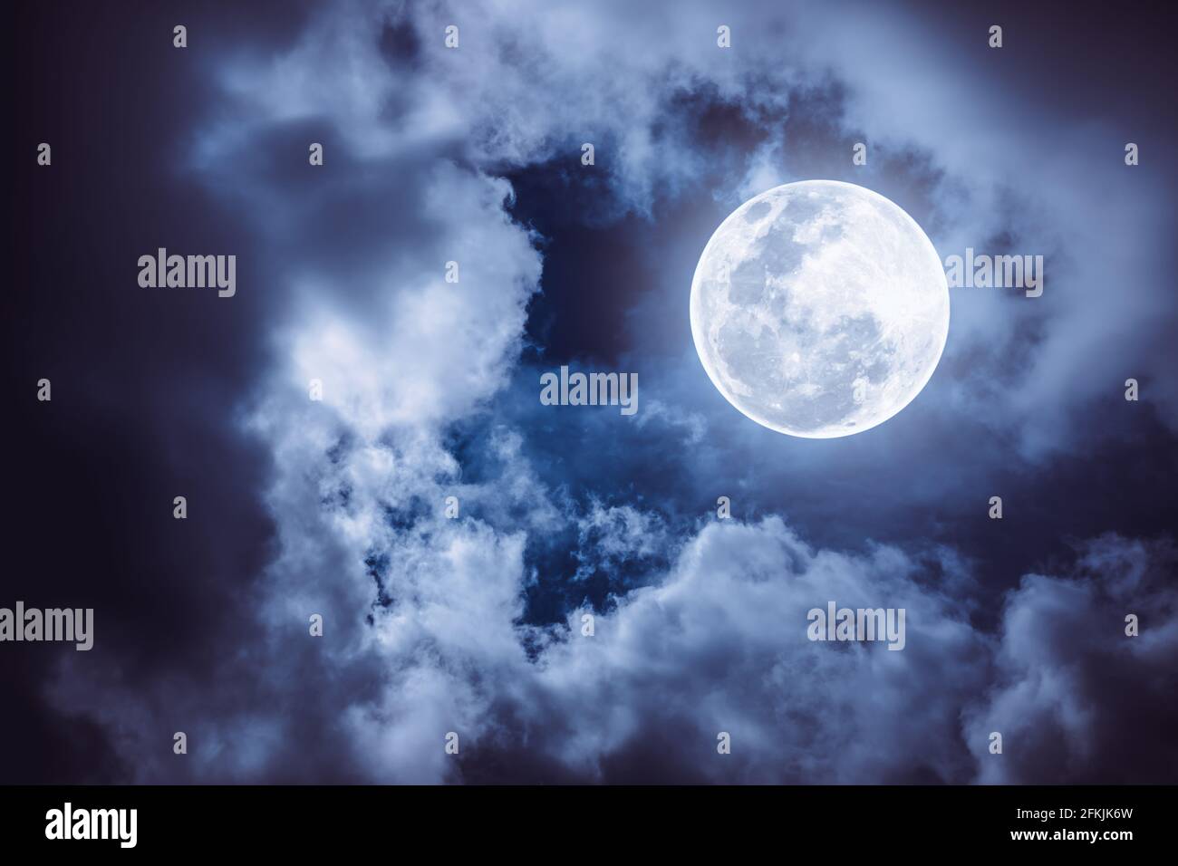 Belle photo d'un ciel nocturne avec une pleine lune nuageux et lumineuse. Belle utilisation de la nature comme arrière-plan. À l'extérieur. La lune n'était PAS meublée par NAS Banque D'Images