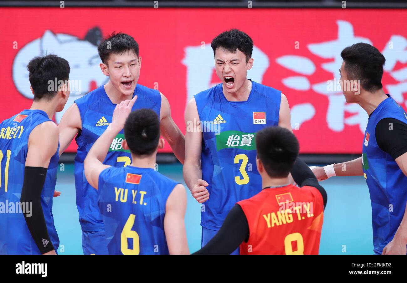 Tokyo, Japon. 2 mai 2021. Les joueurs de Chine célèbrent leur score lors du match de volley-ball masculin entre le Japon et la Chine lors de l'épreuve des Jeux Olympiques de Tokyo nommée « Tokyo Challenge 2021 » à Tokyo, Japon, le 2 mai 2021. Credit: Du Xiaoyi/Xinhua/Alay Live News Banque D'Images