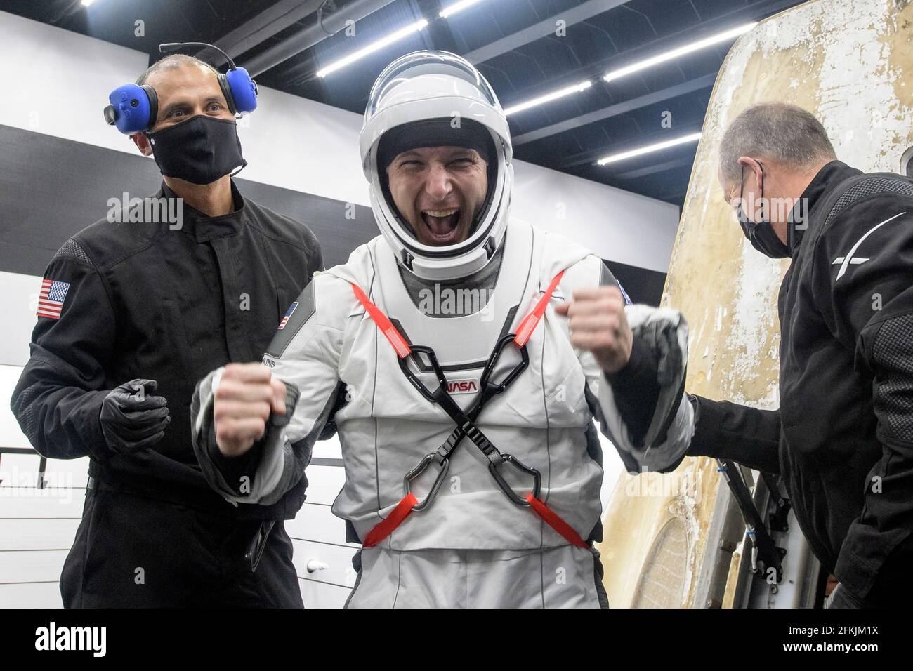 Golfe du Mexique. 2 mai 2021. L'astronaute de la NASA Mike Hopkins est aidé à sortir du vaisseau spatial SpaceX Crew Dragon Resilience à bord du navire de récupération SpaceX GO Navigator après qu'il, les astronautes de la NASA Shannon Walker, Victor Glover et l'astronaute de l'Agence japonaise d'exploration aérospatiale (JAXA) Soichi Noguchi, ont atterri dans le golfe du Mexique au large des côtes de Panama City. Floride, le dimanche 2 mai 2021. Crédit : UPI/Alay Live News Banque D'Images