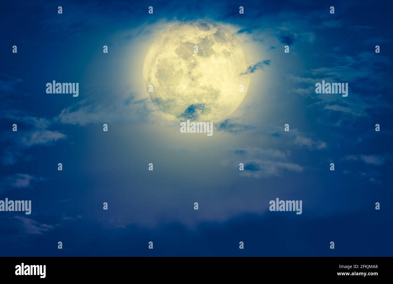 Belle photo d'un ciel vert nocturne avec des nuages et une pleine lune lumineuse. Ciel nocturne avec grande lune. Dehors la nuit. Processus croisé et vintage Banque D'Images