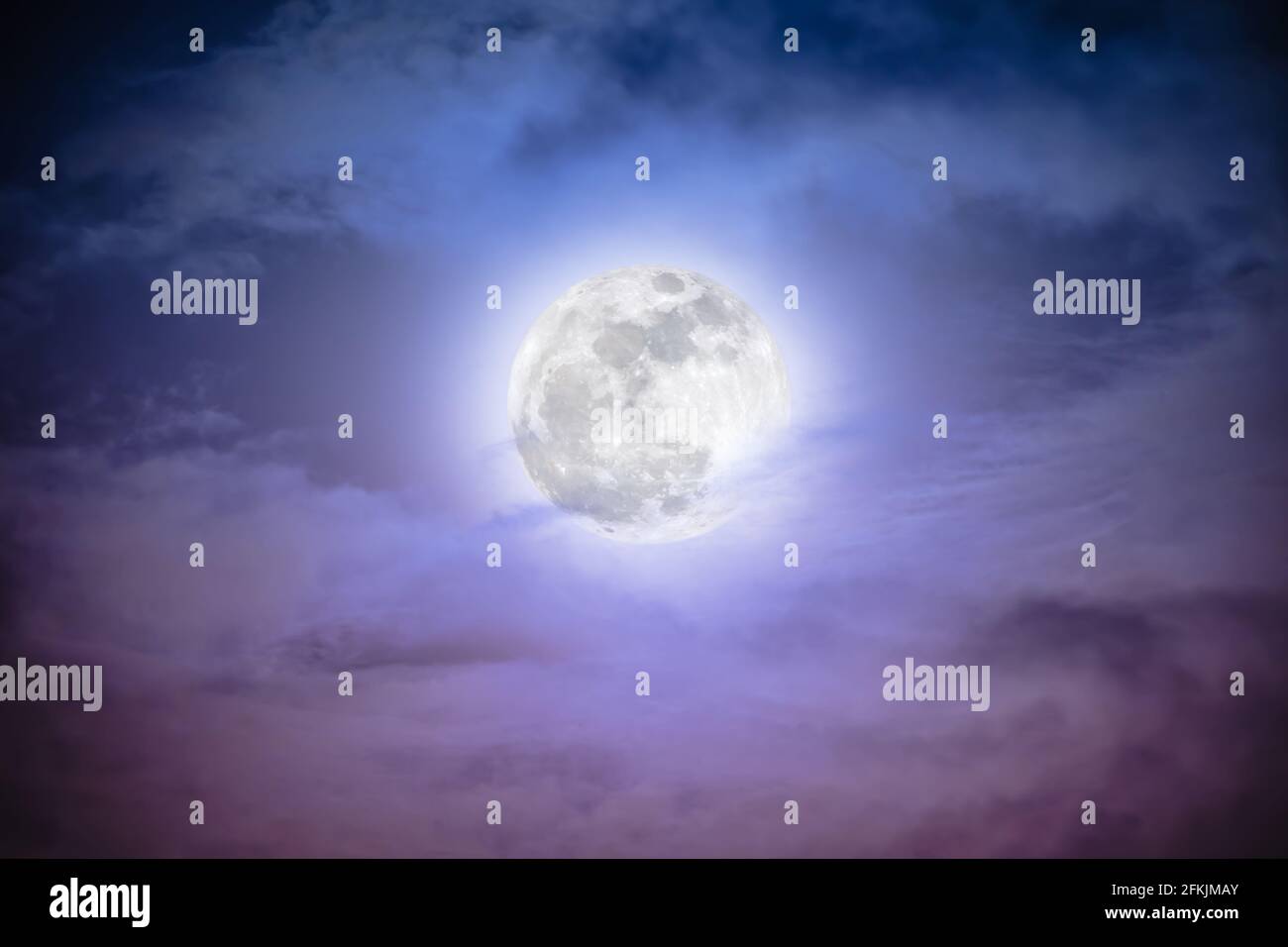 Belle photo d'un ciel nocturne avec des nuages et une pleine lune lumineuse. Ciel nocturne avec belle pleine lune. Dehors la nuit. La lune n'était pas meublée Banque D'Images