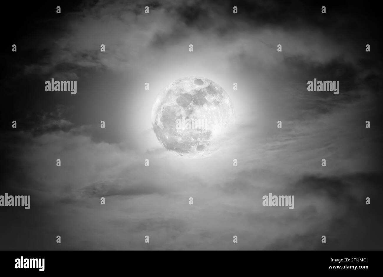 Belle photo d'un ciel nocturne avec des nuages et une pleine lune lumineuse. Ciel nocturne avec belle pleine lune. Dehors la nuit. Ton noir et blanc. T Banque D'Images
