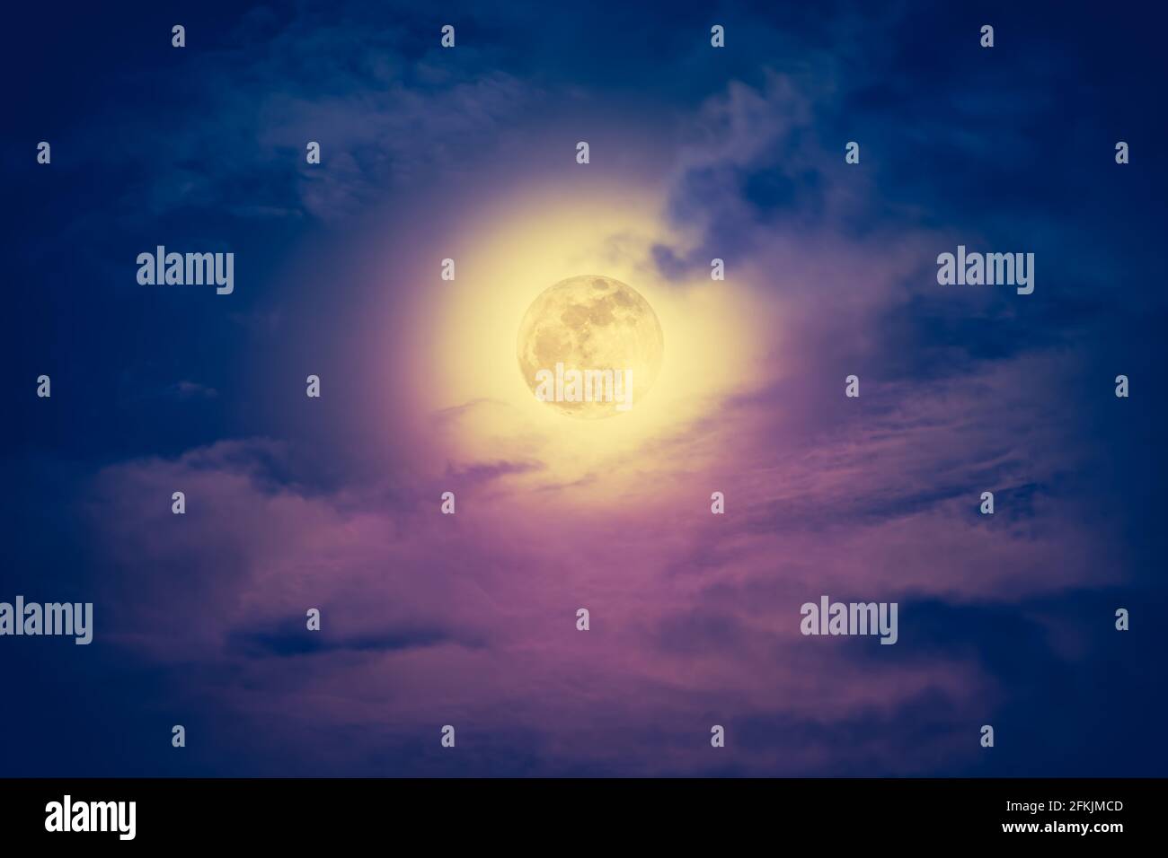 Belle photo d'un ciel nocturne avec une pleine lune nuageux et lumineuse. Ciel nocturne avec belle pleine lune. Dehors la nuit. Ton vintage. TH Banque D'Images
